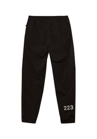 Černé lehké kalhoty s elastickým pasem, zužujícími se nohavicemi a reflexním potiskem "223" na levém lýtku.