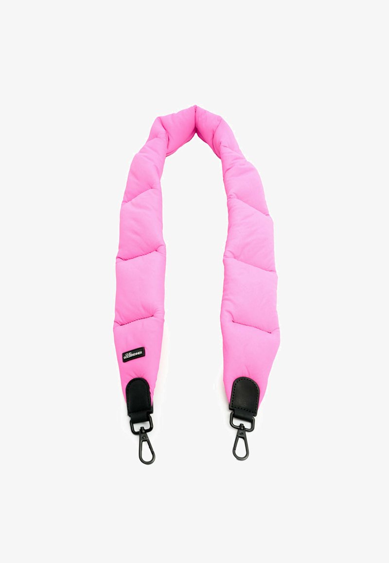 Gewatteerde roze schouderband met een gequiltde textuur, voorzien van zwarte hardware-connectoren en een klein logo-opdruk.