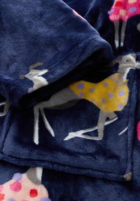 Fleece deka s tamnosinom plavom pozadinom i šarenim uzorcima jelena. Tekstura je mekana, uz to su i haljine sa točkicama u ružičastoj i žutoj boji.