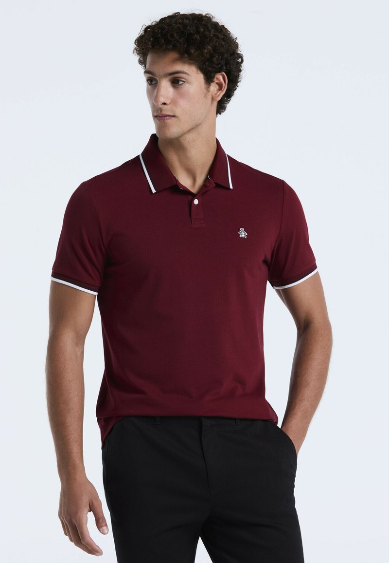 Bordeauxfarbenes Poloshirt mit strukturiertem Stoff, kontrastierendem weißen Kragen und Ärmelabschlüssen, mit kleinem Logo auf der Brust.