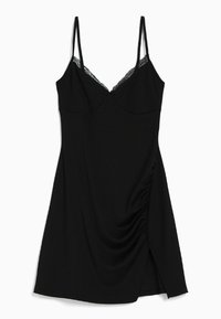 Svart klänning med justerbara spaghettiremmar, prydd med spetsdetaljer, en rynkad sida för textur och en slits på sidan för extra designinslag.