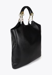Černá kožená taška přes rameno s hladkým povrchem, dvojitými horními uchy a zlatými detaily. Disponuje strukturovaným tvarem s zaoblenými okraji.