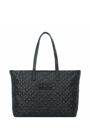 Borsa tote in ecopelle nera trapuntata con due manici e una placca con il nome del marchio sulla parte anteriore. Forma rettangolare, texture liscia.
