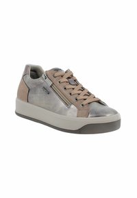 Sneaker grigio e marrone con pelle texturizzata, accenti metallici, lacci piatti e chiusura con zip di lato. Suola in gomma con piccolo motivo.