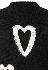 Schwarzer Strickpullover mit weißen Herzmotiven, strukturierten Details und hohem Kragen. Der Strick ist gerippt und hat eine weiche Oberfläche.