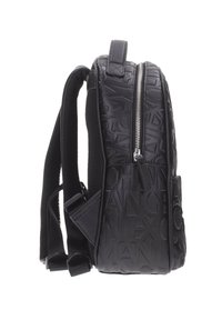 Zaino nero con motivo a logo in rilievo, zip metallica, materiale testurizzato, spallacci imbottiti e dettaglio della tasca laterale.