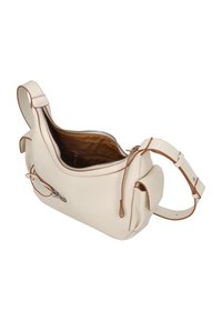 Kermanvärinen nahkalaukku pyöreällä muotoilulla, konjakinruskeilla yksityiskohdilla ja vetoketjullisella avatulla. Siinä on jämäkkä kahva ja ulkoinen tasku.