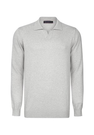 Suéter de punto de manga larga en gris claro con cuello, puños y dobladillo acanalados, que presenta una pequeña abertura en pico y una etiqueta de marca visible en el interior del cuello.
