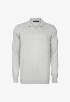 Lys grå langærmet striktrøje med ribkant ved kraven, ærmerne og kanten, der har en lille V-udskæring og et synligt mærke indeni kraven.