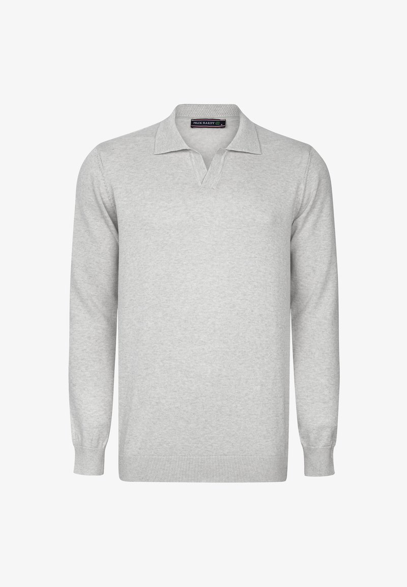 Lichtgrijze trui met lange mouwen van gebreid materiaal, met een geribde kraag, mouwen en zoom. De trui heeft een kleine V-halsopening en een zichtbaar merklabel aan de binnenkant van de kraag.