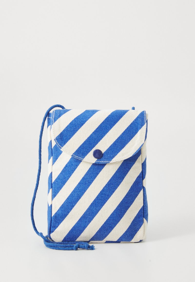 Borsetta a tracolla in cotone con strisce diagonali blu e bianche, chiusura a patta con un bottone blu e una lunga tracolla regolabile.