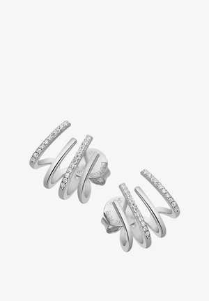 Boucles d'oreilles en argent avec trois brins en spirale. Un brin présente une rangée de cristaux transparents. Fini métallique lisse avec un aspect poli.