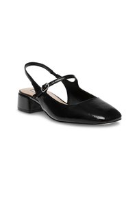 Scarpa slingback nera in vernice con punta affusolata, tacco basso a blocco, e una fascia con dettaglio a fibbia. Texture liscia e design elegante.