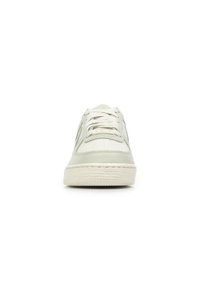 Baskets en cuir vert clair avec un dessus texturé, lacets blancs, bout perforé et semelle en caoutchouc texturée. Vue de face, design minimal.