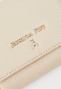 Portafoglio in pelle testurizzata beige con logo "Patrizia Pepe" in rilievo dorato e un piccolo dettaglio dorato. Presenta bordi cuciti e una finitura liscia.