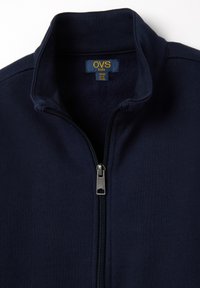 Dunkelblaue Kinder-Zip-Jacke aus weichem Stoff mit Fleece-Innenfutter, ausgestattet mit einem Stehkragen und einem metallischen Reißverschluss.