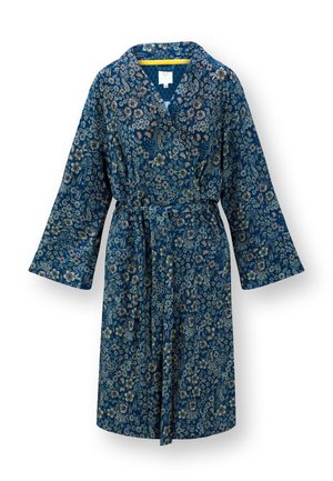 Blauwe badjas met bloemenpatroon, lange mouwen en een ceintuur in de taille, weergegeven op een witte achtergrond.