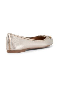 Metalen gouden balletflat met een gestructureerde leren buitenkant, ronde neus en een klein strikje aan de voorkant. Voorzien van een platte zool.