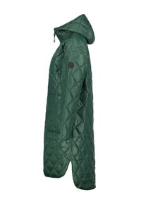 Abrigo acolchado verde con capucha, que presenta un zipper lateral, puños elásticos y un parche circular con el logo en la parte superior del brazo.