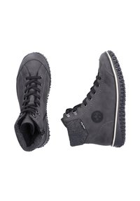 Bottes en cuir gris avec une cheville en tissu noir texturé, un embout rond en caoutchouc et une semelle extérieure en caoutchouc robuste et à motifs. Conception à lacets avec fermetures éclair.