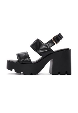 Sorte platform sandaler med brede, quiltede læderstropper, justerbar ankelrem med spænde og kraftig, skulptureret sål med udsparinger.