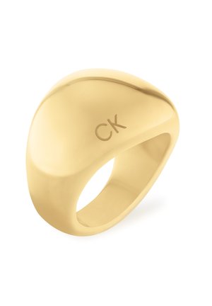 Glatter, polierter Goldring mit dickem Band und abgerundetem Oberteil, graviert mit den Buchstaben "CK" auf weißem Hintergrund.