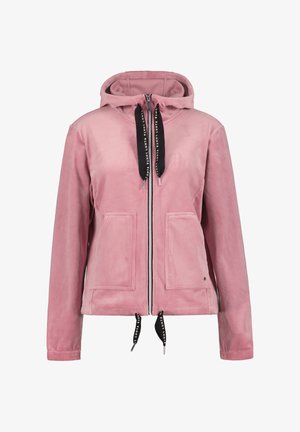 Roze softshell jack met een capuchon, voorzien van een ritssluiting aan de voorkant, twee voorzakken en zwarte veters met witte tekstaccenten.