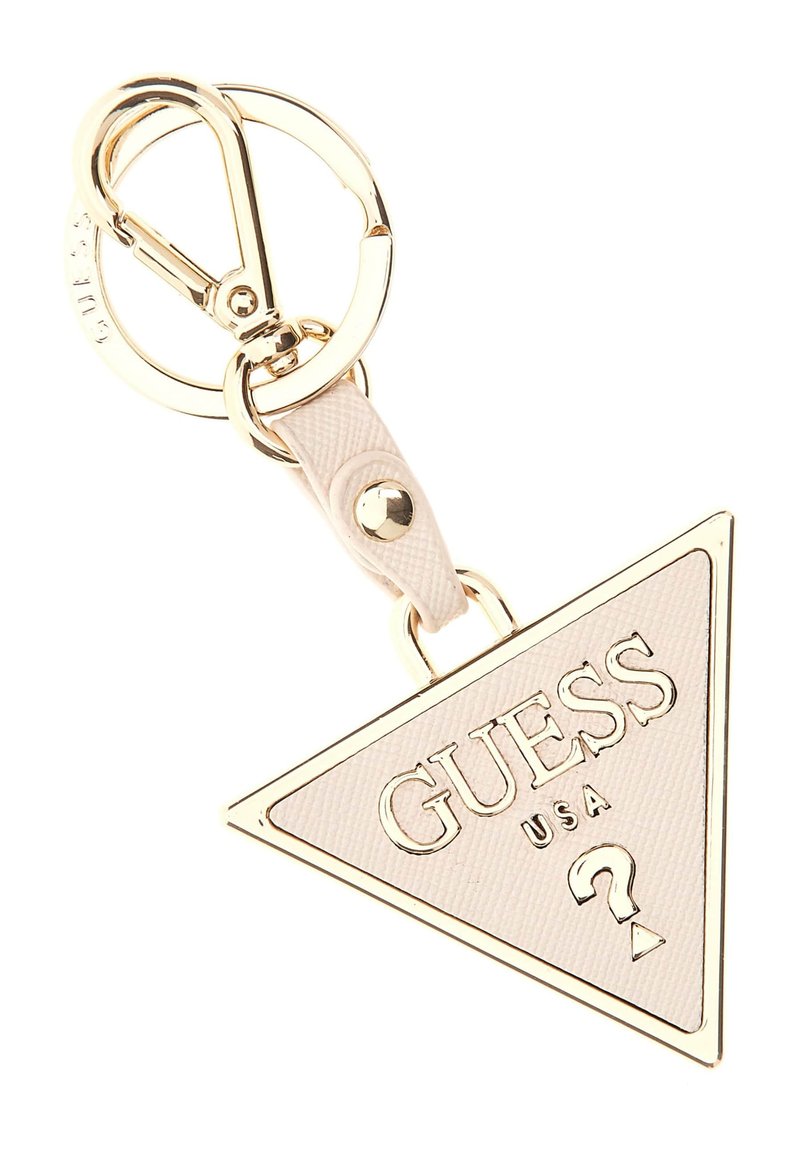 Portachiavi in tonalità oro con un charm triangolare bianco dalla superficie texturizzata, inciso con "GUESS USA" e un accento a forma di punto interrogativo.