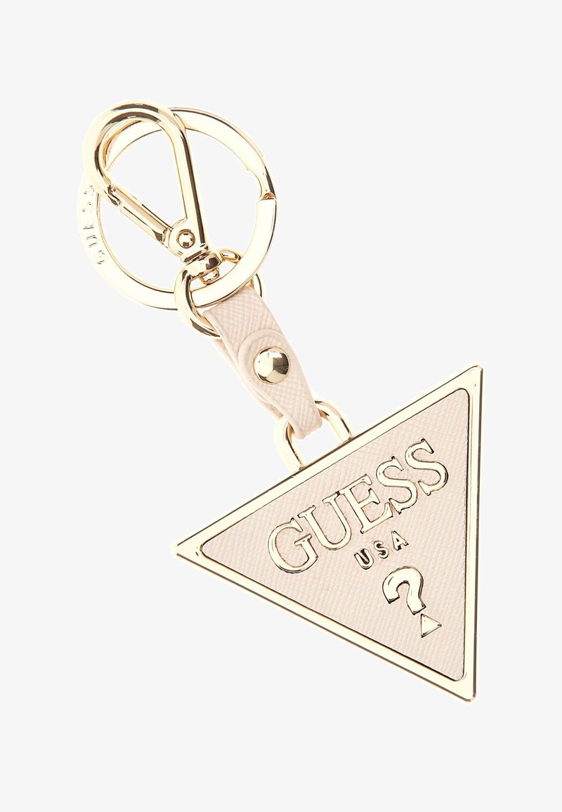 Portachiavi in tonalità oro con un charm triangolare bianco dalla superficie texturizzata, inciso con "GUESS USA" e un accento a forma di punto interrogativo.