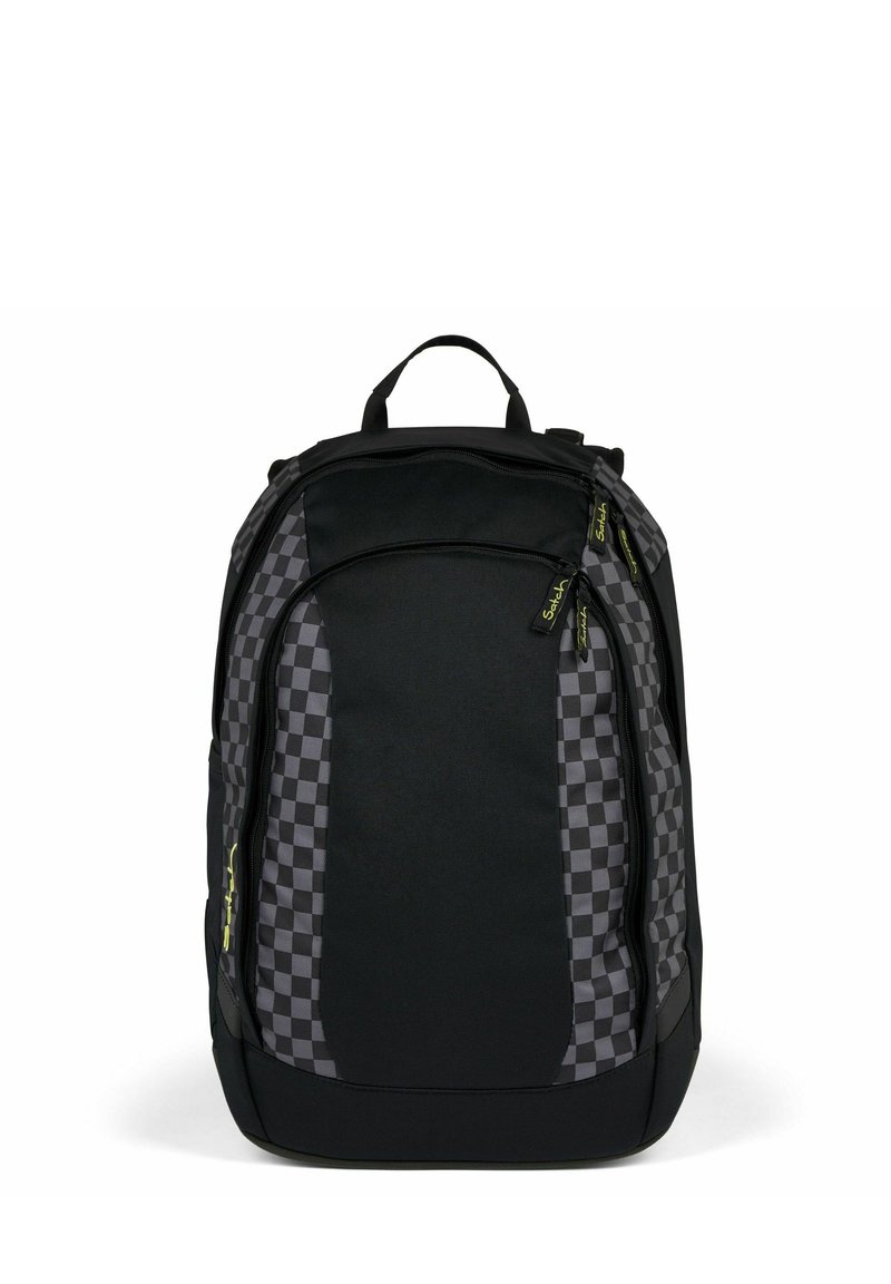 Sac à dos noir et gris avec un motif en damier, doté de deux zippers, d'un dos rembourré et d'une poignée supérieure pour un transport facile.