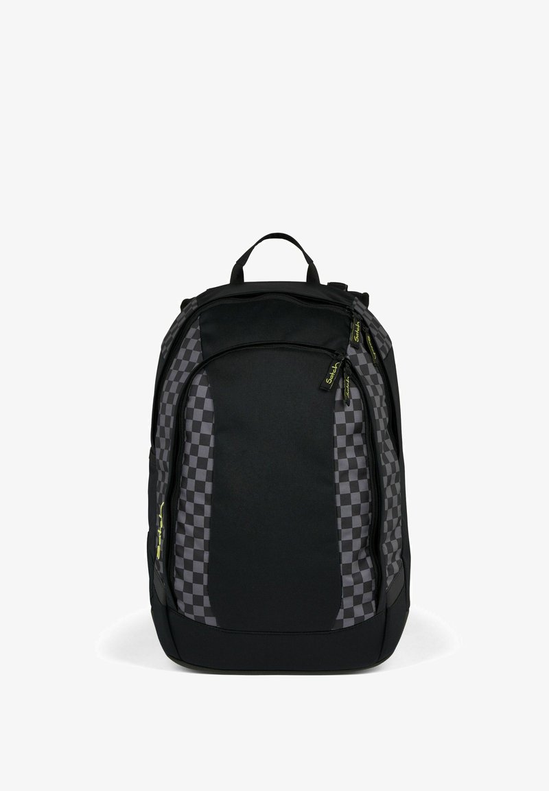 Sac à dos noir et gris avec un motif en damier, doté de deux zippers, d'un dos rembourré et d'une poignée supérieure pour un transport facile.