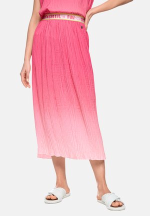 Rosa plissierter Midirock mit Farbverlauf zu hellem Rosa, kombiniert mit weißen, gesteppte Slide-Sandalen und einem bunten, bedruckten Gürtel.