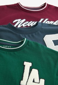 Next SHORT SLEEVE GRAPHIC 3 PACK STANDARD - T-shirt med print - berry navy green varsity