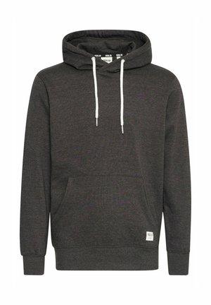 Sivi dukserica od mekih tkanina, s kengurudžijom, bijelim šnokama i etiketom na donjem rubu. Klasičan kroj.