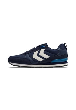 Baskets de sport bleu marine avec un dessus en daim et textile, accents en chevron blancs et une languette de talon bleue. Dotées d'une semelle rembourrée et d'un système de laçage.