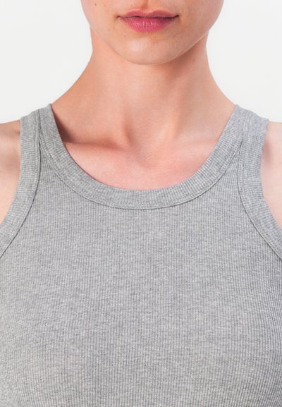 Top griș cu nervuri, cu decolteu rotund și fără mâneci. Fabricat dintr-un material moale, elastic, cu o textură ușoară.