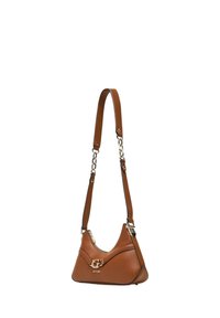 Bolso de hombro marrón de cuero sintético con forma curva, un detalle de logotipo y una correa larga con herrajes de cadena. Textura suave.