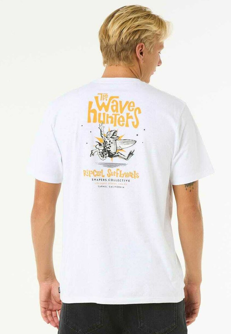 Hvid bomulds t-shirt med et farverigt grafik af en frø med surfbrædder på ryggen, tekst der lyder "The Wave Hunters" og brand detaljer.