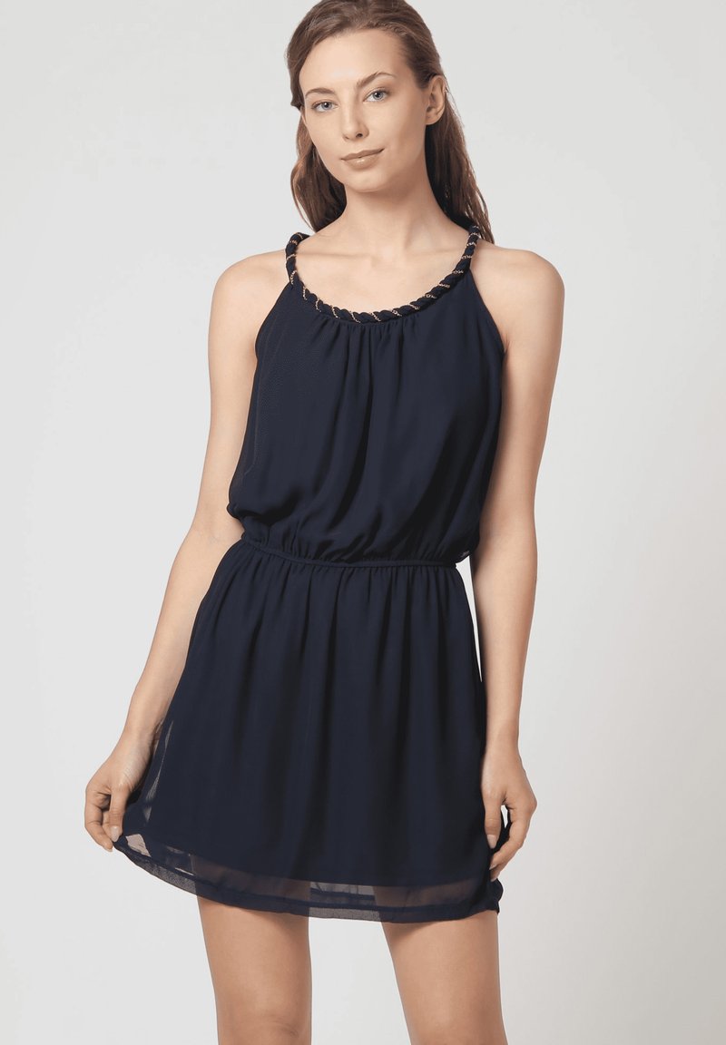 Vestido sin mangas de color azul marino con escote fruncido y cintura elástica, que presenta una silueta fluida y una tela ligera.