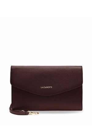 Cartera de cuero marrón oscuro con textura, cierre de solapa, logotipo dorado "LAZAROTTI" y correa de muñeca a juego con cierre dorado.