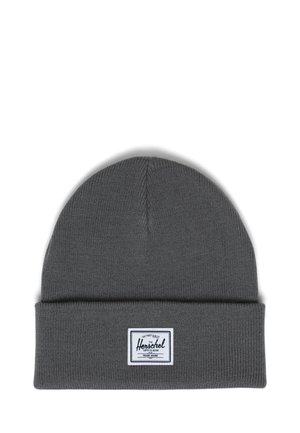 Berretto in maglia grigia con risvolto. Presenta un'etichetta rettangolare bianca con testo blu. Tessuto morbido e design semplice.