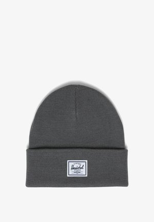 Berretto in maglia grigia con risvolto. Presenta un'etichetta rettangolare bianca con testo blu. Tessuto morbido e design semplice.