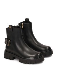 Černé kotníkové boty z hladké kůže s robustní gumovou podrážkou, bočním zipem a dvojitými přezkami na vnější straně.
