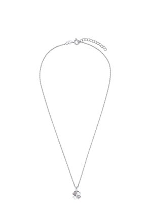 Collana in argento con un pendente decorato da tre ciondoli a forma di cuore, due con accenti rosa e uno semplice bianco.