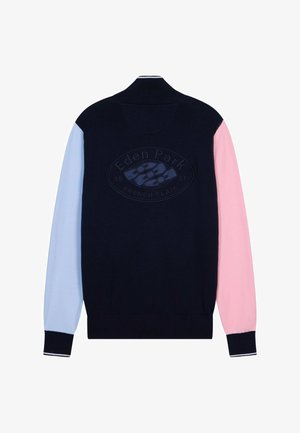 Pull marine avec une manche gauche bleu clair, une manche droite rose, des poignets côtelés et un logo embossé « Eden Park French Flair 1987 » au dos.