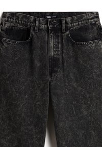 Sorte denim jeans med en falmet, tekstureret finish. Har en knaplukning, bæltestropper og frontlommer. Mærket er synligt ved taljen.