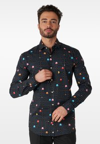 Schwarzes Hemd mit Knöpfen und einem Pac-Man-Muster, das farbige Geister und Punkte zeigt. Weicher Stoff, schlanker Schnitt und klassisches Kragen-Design.