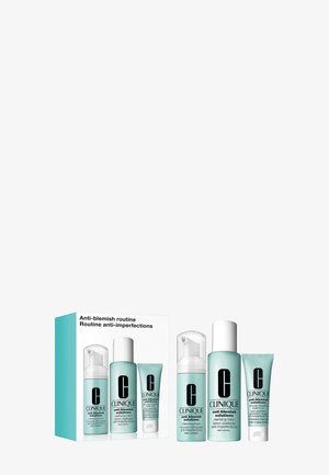 Set solutions anti-imperfections Clinique avec mousse nettoyante, lotion clarifiante et traitement local dans un emballage bleu clair.