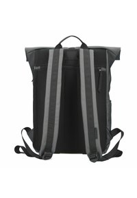 Mochila negra con acentos grises, fabricada con material de malla y suave. Incluye correas ajustables, un bolsillo con cremallera y un asa superior.