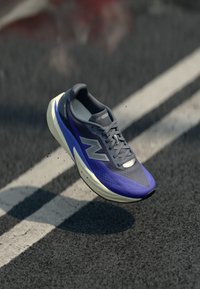 FUELCELL REBEL V5 - Apavi skriešanai pa asfaltu - electric indigo